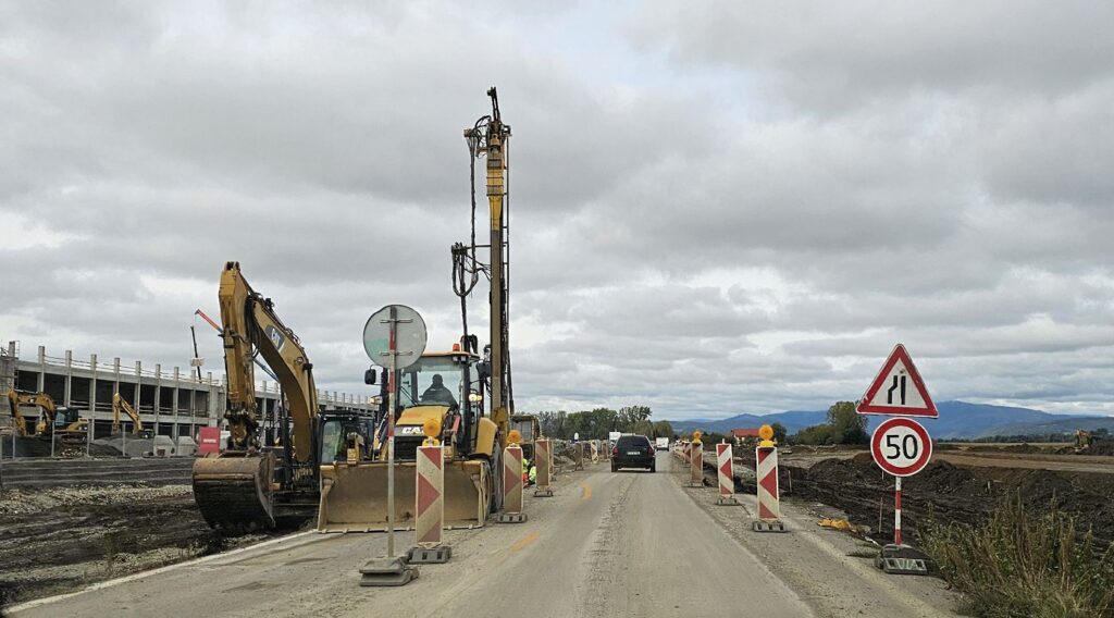 Práce na výstavbe odbočovacieho pruhu do závodu Winkelmann