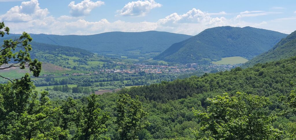 Výhľad z Jelšavského hradu na Jelšavu