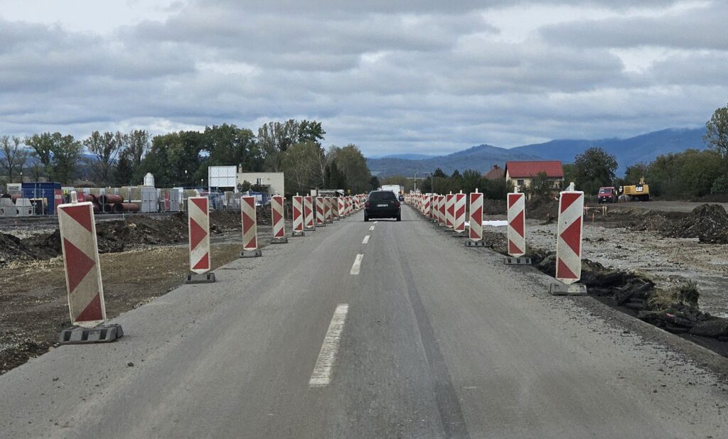 Zúžená cesta pri priemyselnom parku Rimavská Sobota