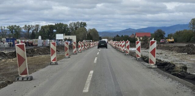 Zúžená cesta pri priemyselnom parku Rimavská Sobota
