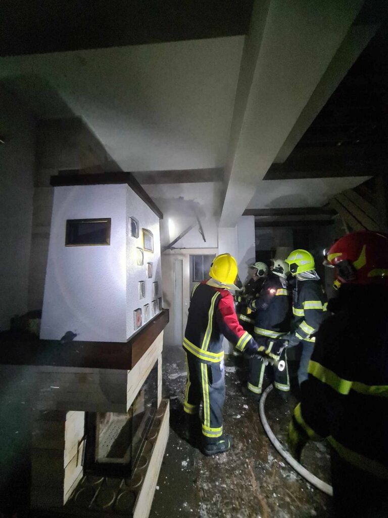 Hasiči pri zásahu v pustovni