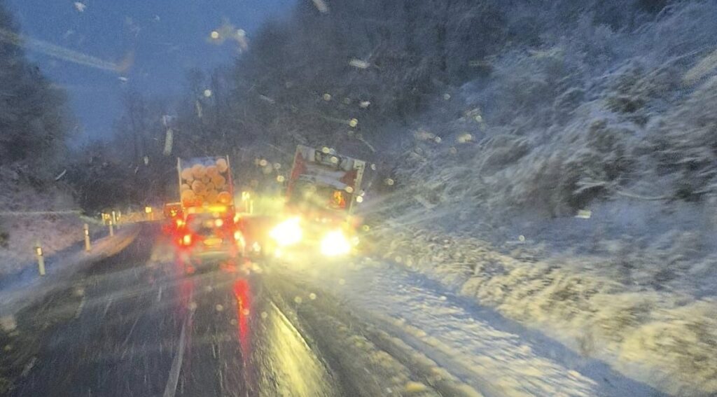 Auto v priekope pred Figou. Foto: Facebook.com - Dopravný servis RS a okolie (SR)/Branislav Ďurčík