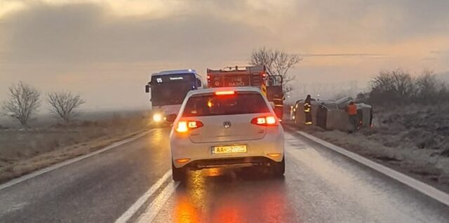 Prevrátené auto v priekope, poľadovica