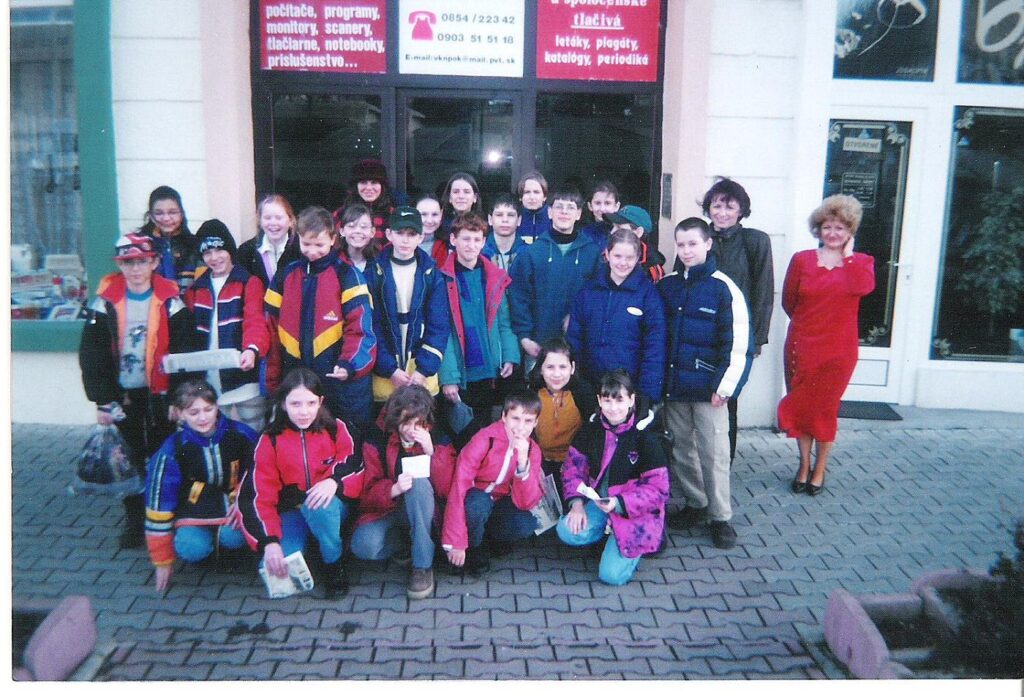 Jedna z niekoľkých redakčných návštev - toto boli žiaci ZŠ asi v roku 2000. .