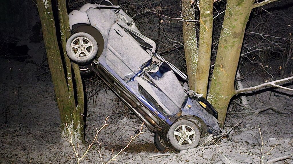Nehoda Rimavská Baňa, auto zakliesnené medzi stromami