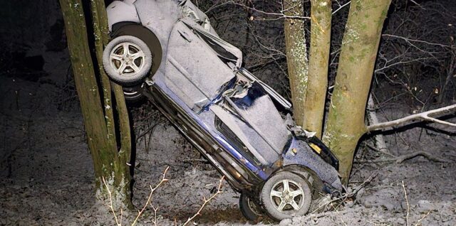 Nehoda Rimavská Baňa, auto zakliesnené medzi stromami