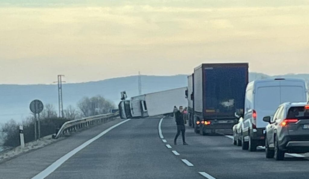 Nehoda kamión Tornaľa R2