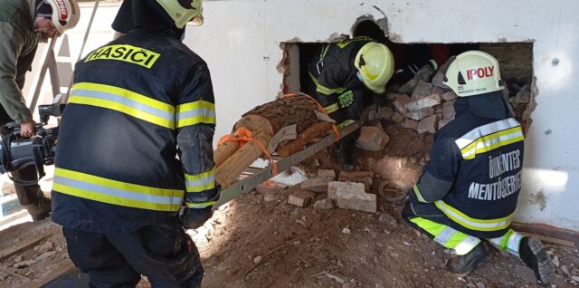 Dobrovoľní hasiči pri cvičení c