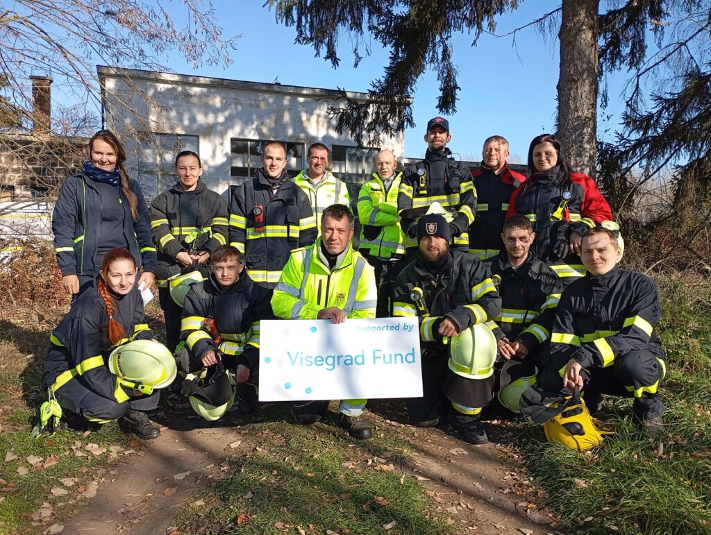 Dobrovoľní hasiči pri cvičení d