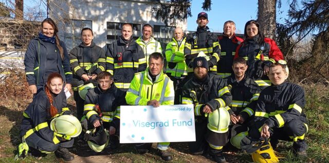 Dobrovoľní hasiči pri cvičení d