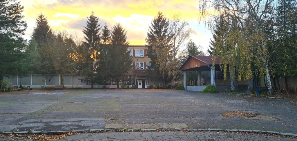 Dvor ZŠ Koháryho II. Fiľakovo