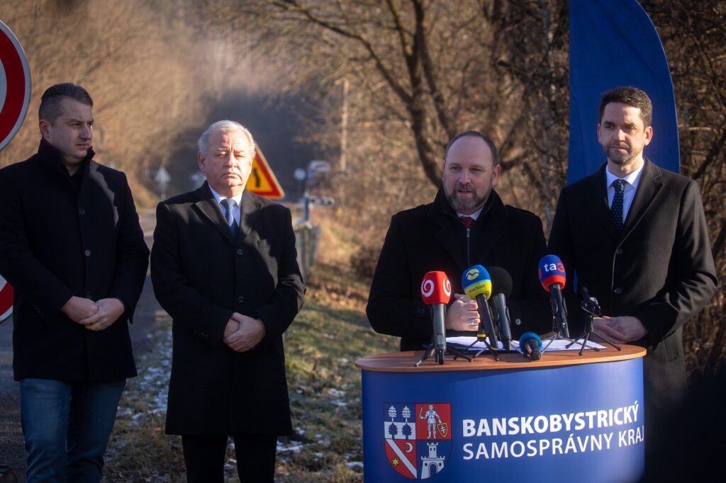 Na snímke zľava poslanec BBSK Zoltán Cziprusz, primátor Hnúšte Martin Pliešovský, predseda SK8 Jozef Viskupič a predseda BBSK Ondrej Lunter