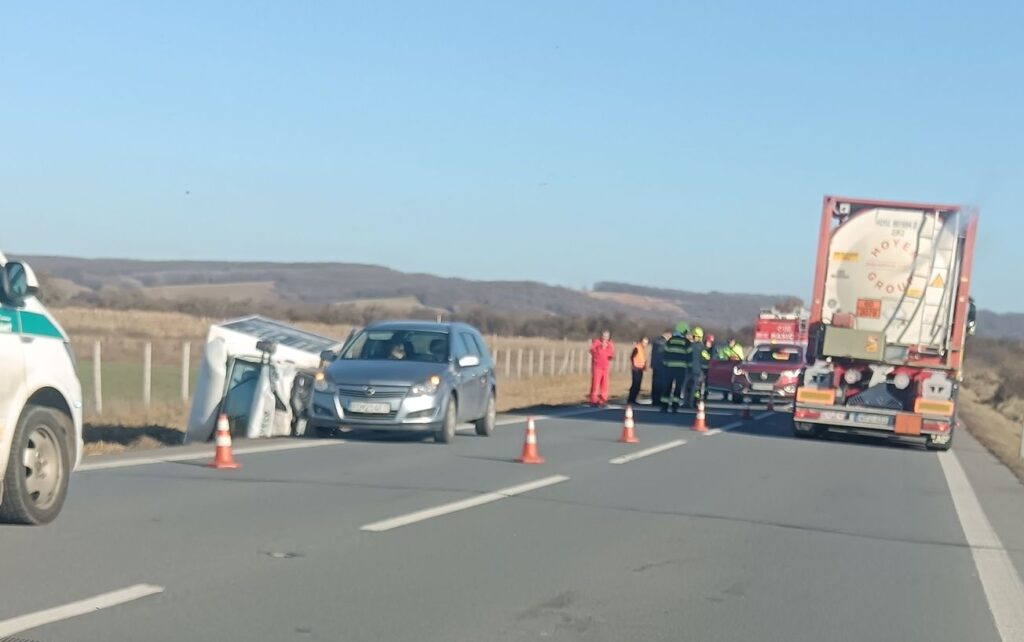 Prevrátená dodávka pri dedine Pinciná