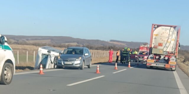 Prevrátená dodávka pri dedine Pinciná