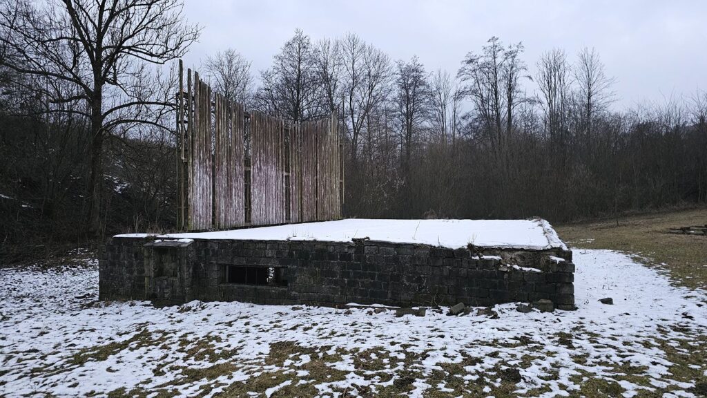 Drevené pódium v areáli Šťavica