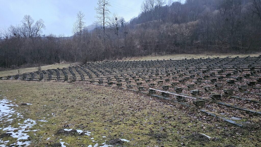 Hľadisko bez lavičiek v areáli Šťavica