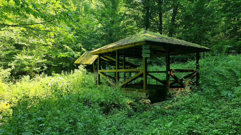 Prístrešok šťavice asi kilometer za Rimavským Brezovom