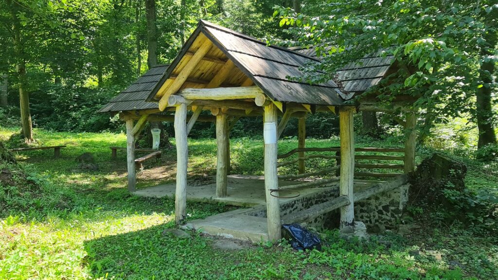 Prístrešok šťavice pri dedine Rimavské Brezovo