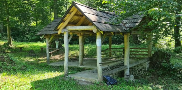 Prístrešok šťavice pri dedine Rimavské Brezovo