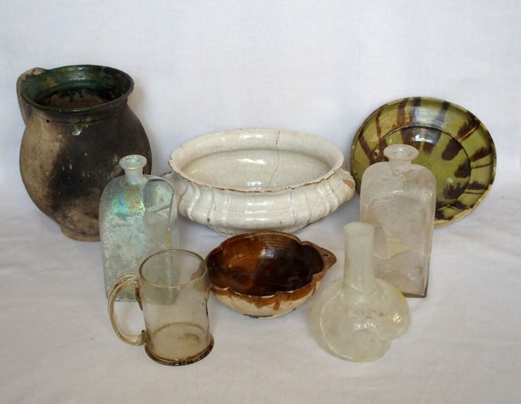 Sklenené a keramické nádoby z ľadnice