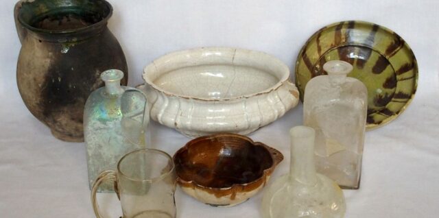 Sklenené a keramické nádoby z ľadnice