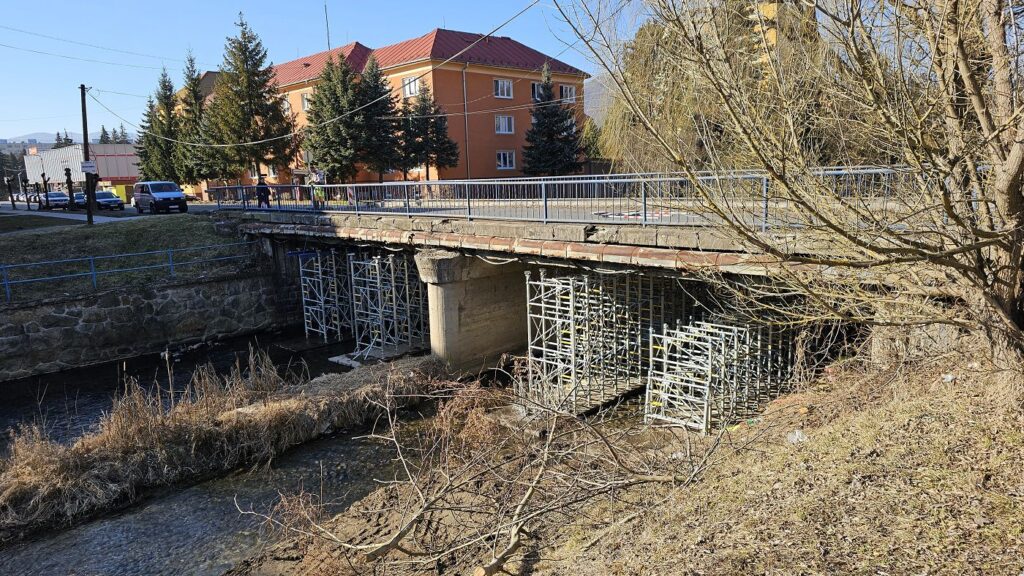 Hnúšťa - podoprený most