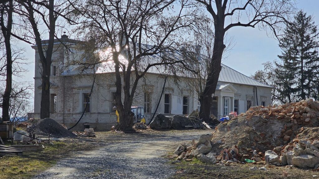 Kaštieľ Lučenec, Opatová