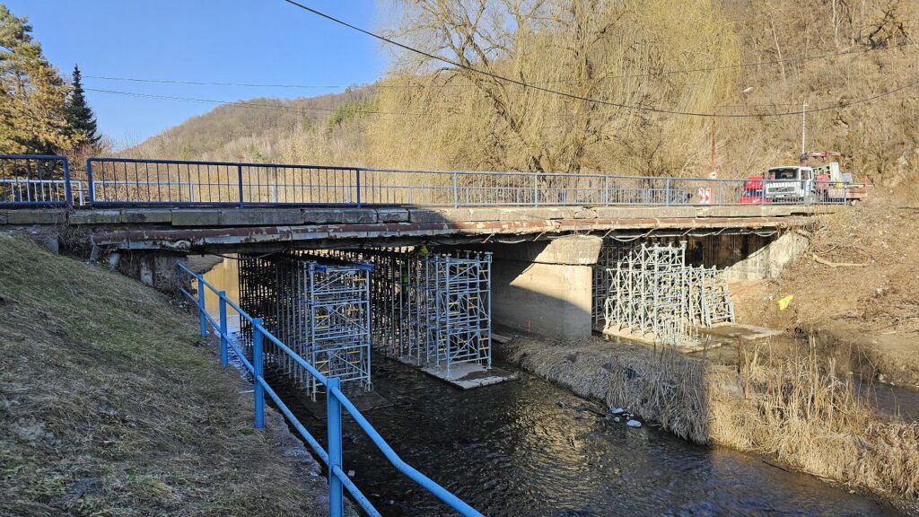 Podoprený most v Hnúšti