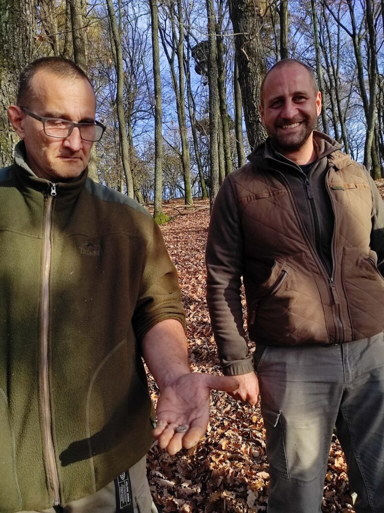 Archeologický prieskum v Maďarsku. Zľava Milan Vitéz ml., vpravo archeológ Tóth Krisztián