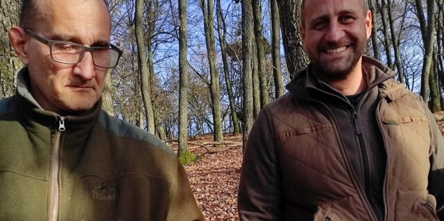 Archeologický prieskum v Maďarsku. Zľava Milan Vitéz ml., vpravo archeolog Tóth Krisztián