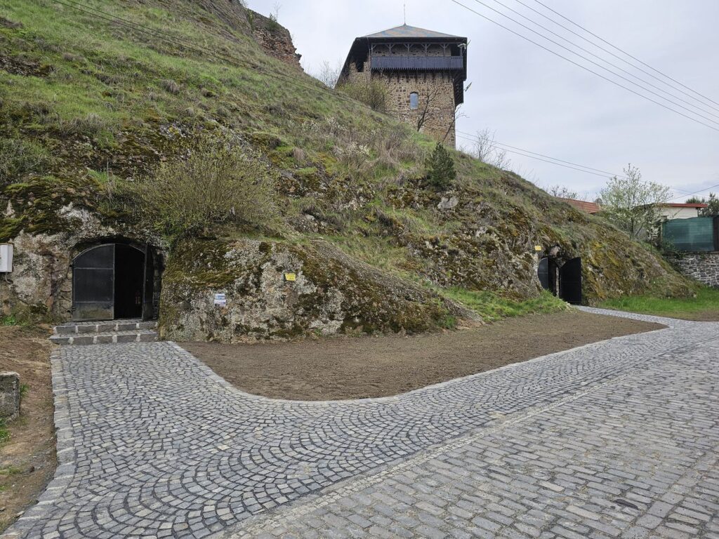 Podzemné chodby pod hradom Fiľakovo