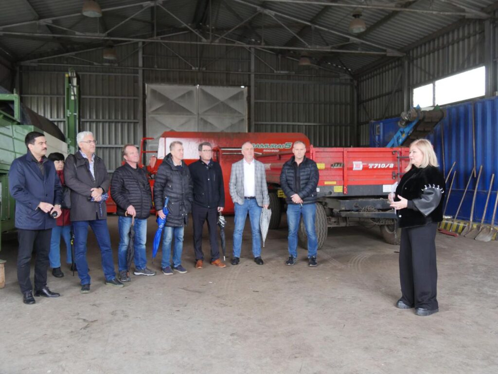 Primátorka Lučenca Alexandra Pivková (vpravo) otvára zberný dvor