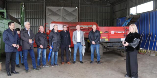 Primátorka Lučenca Alexandra Pivková (vpravo) otvára zberný dvor