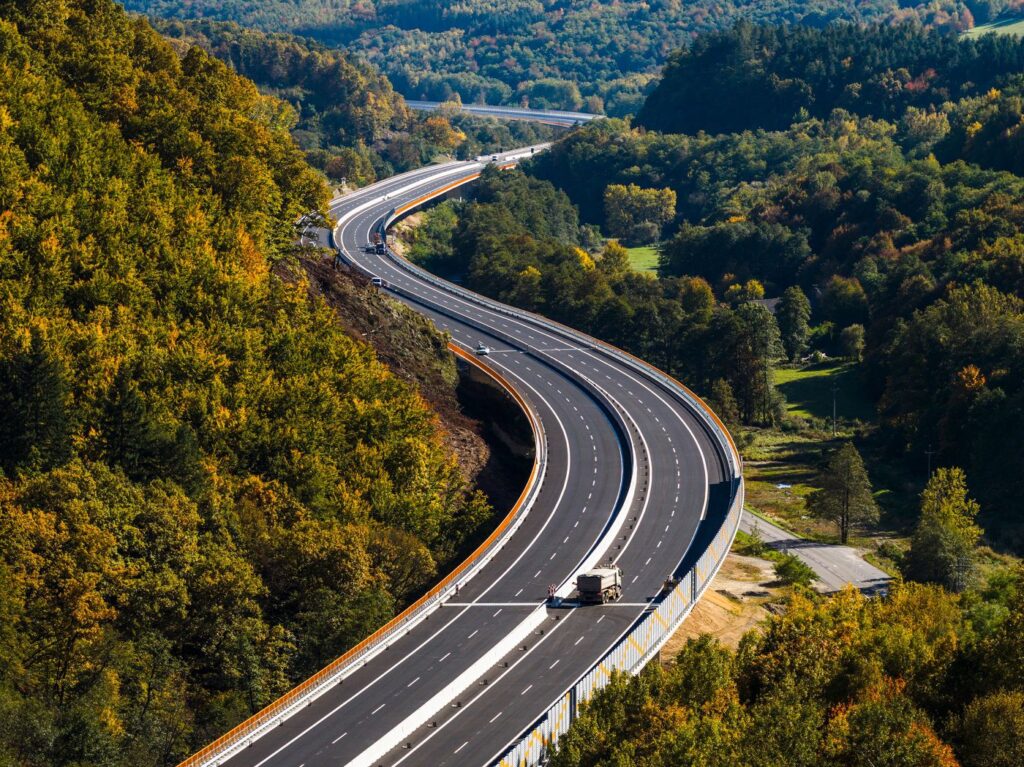 R2 Kriváň - Mýtna, diaľnica v korunách stromov