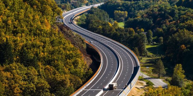 R2 Kriváň - Mýtna, diaľnica v korunách stromov