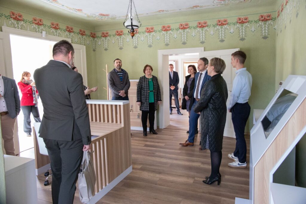 V Petrivaldského vile v Hnúšti