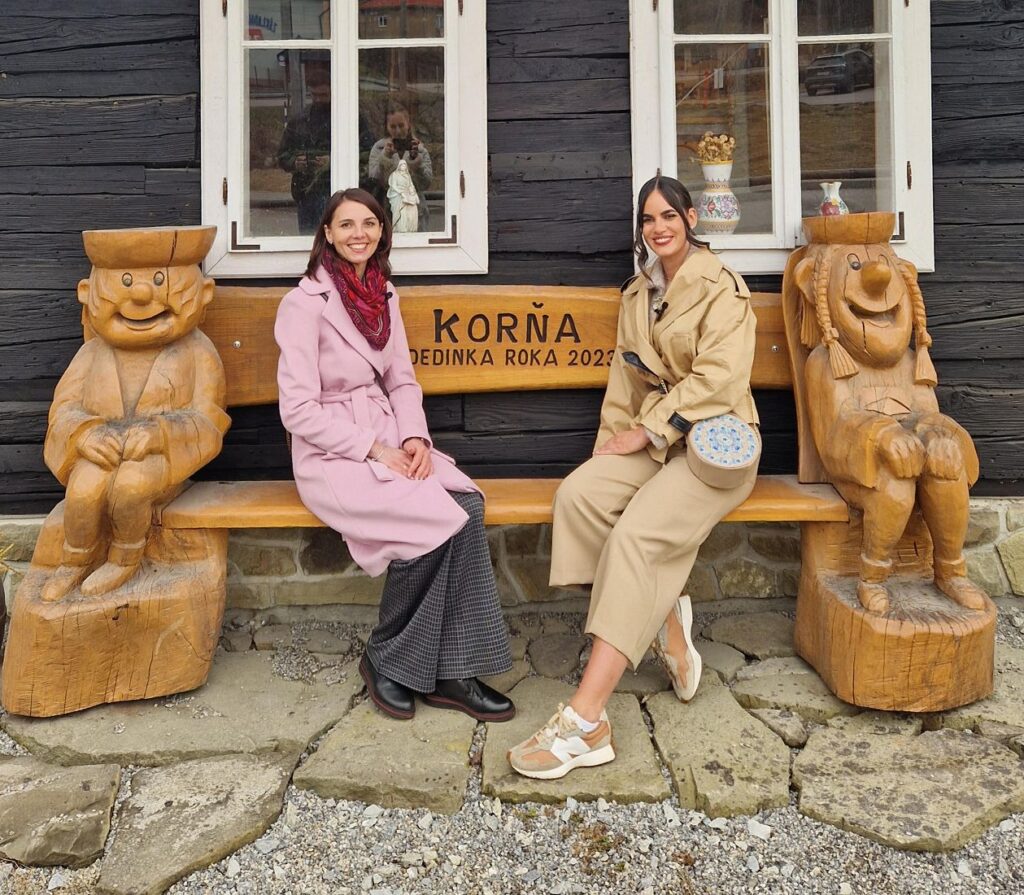 Ambasádorka súťaže Petra Toth a starostka Marianna Bebčáková v Korni - Dedine roka 2023