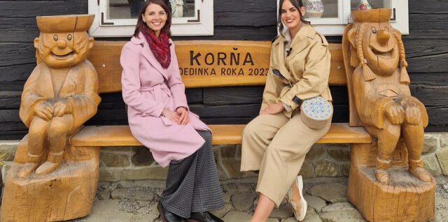 Ambasádorka súťaže Petra Toth a starostka Marianna Bebčáková v Korni - Dedine roka 2023