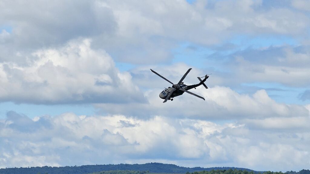 Vrtuľník Black Hawk nad Lešťou