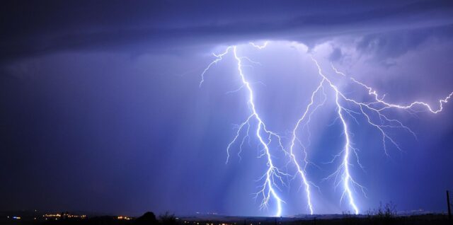 Búrka, blesk, dážď, počasie