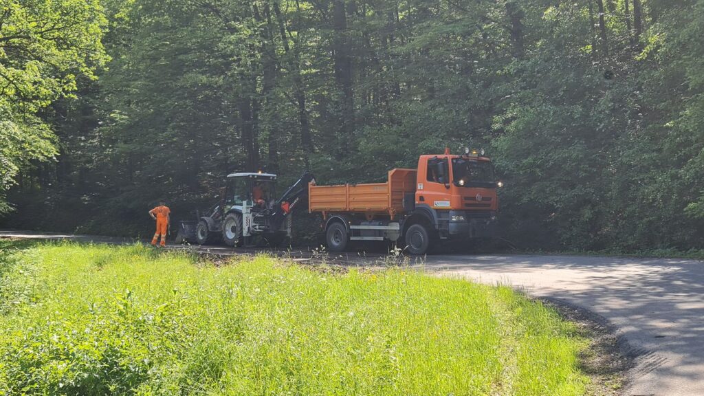 Cestári čistili aj cestu Turčok - Lubeník, kde cez statické búrky lístie upchalo priekopy