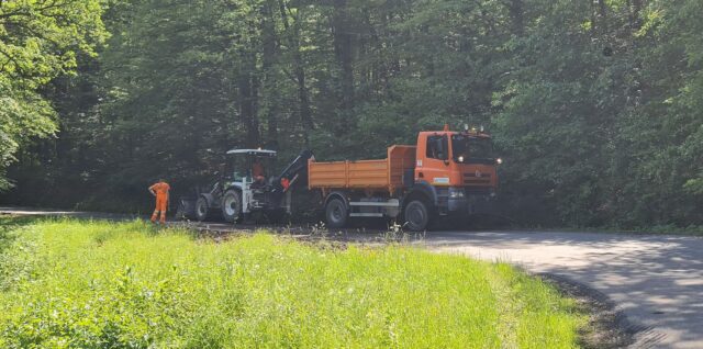 Cestári čistili aj cestu Turčok - Lubeník, kde cez statické búrky lístie upchalo priekopy