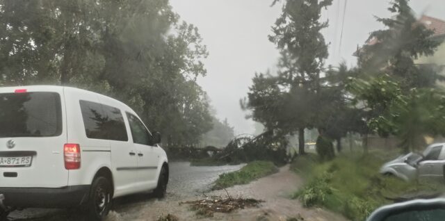 Lovinobaňa, smršť, zlámané stromy, záplava