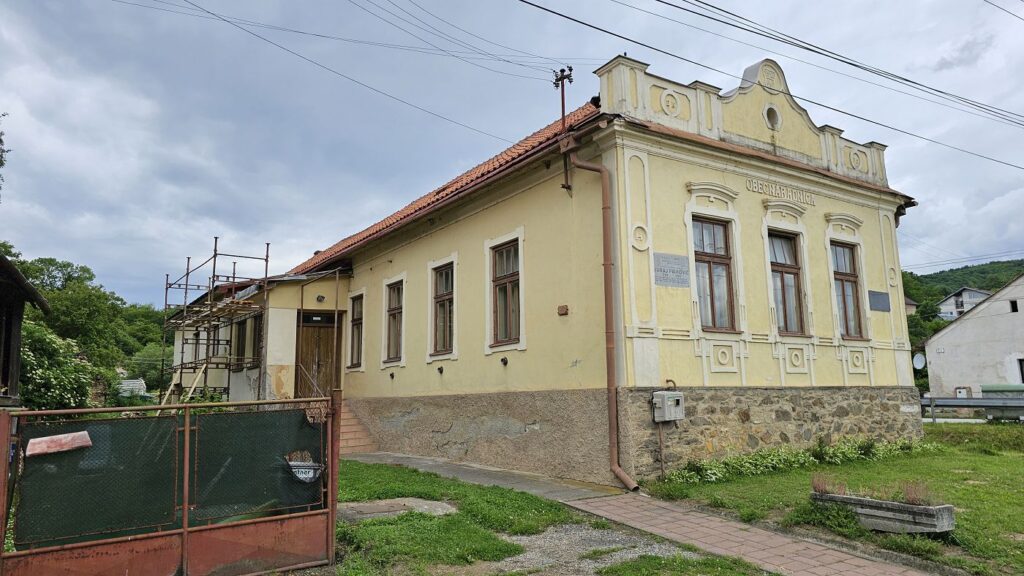 Práce na výmene strechy na kultúrnom dome v Rimavskej Bani