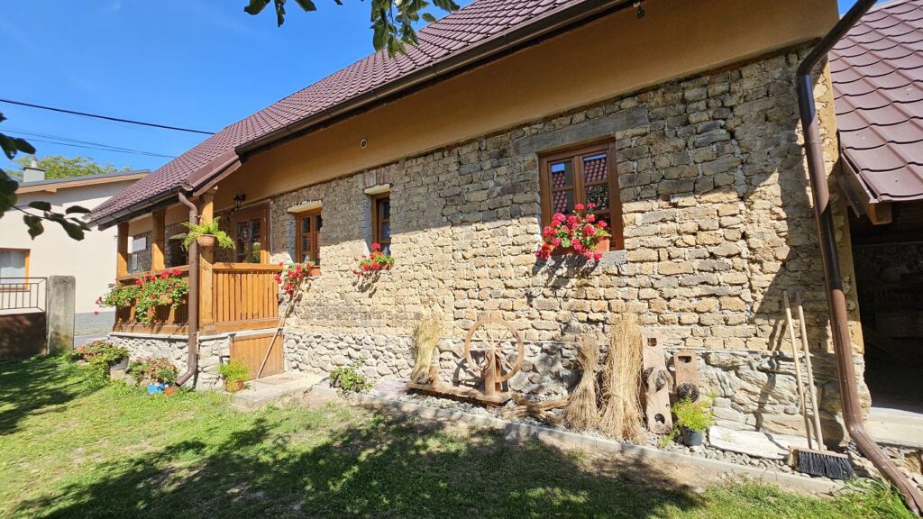 Dom tradičného ľudového tkania