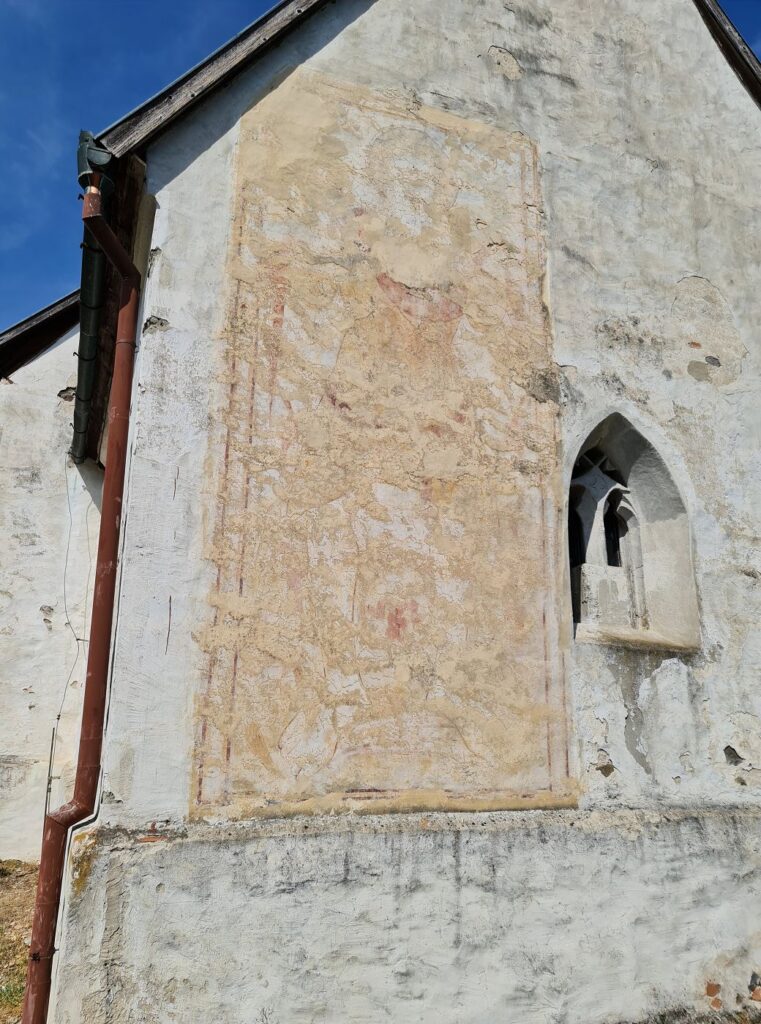 Freska na východnej stene presbytéria kostola v Kraskove v roku 2022