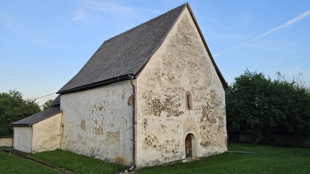 Loď kostola v Kraskove