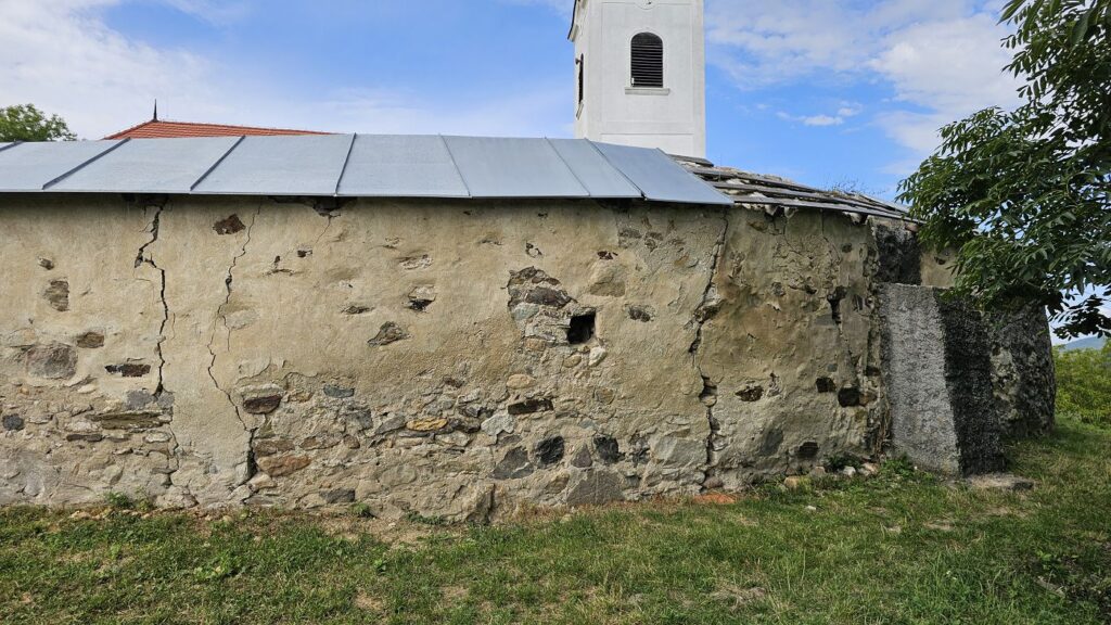 Múr kostola Rimavská Baňa, ktorý potrebuje opravu