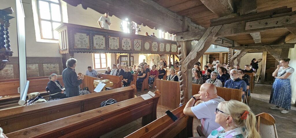 Návštevníci podujatia Gotika a barok v duchovnom objatí, kostol Rimavská Baňa