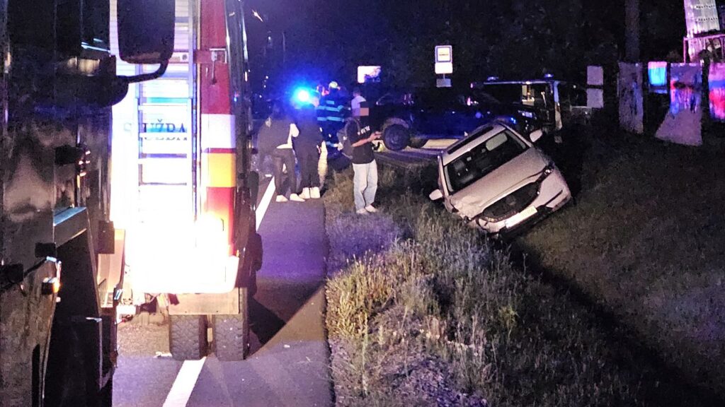 Nehoda Hnúšťa, auto v priekope